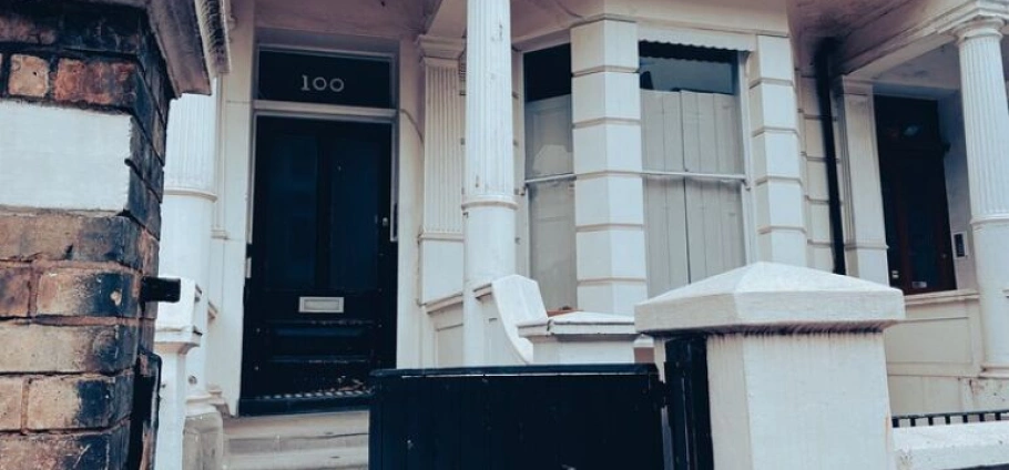 Freddie Mercury Legacy Tour | Front entrance of a white townhouse with columns and the number 100 above the door.